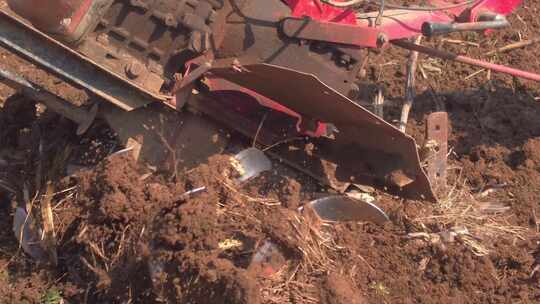 红色农机在土地中进行耕作