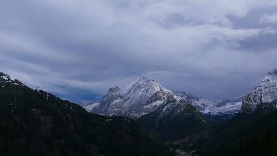 航拍雪山