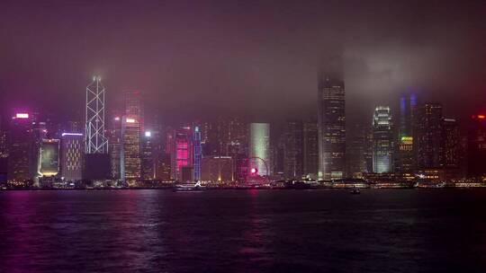 大雾之夜的香港摩天大楼