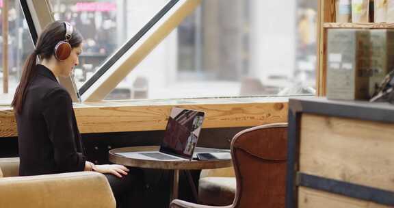 高加索女商人在咖啡店登录视频会议