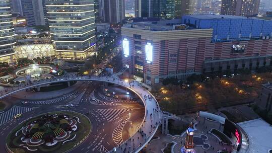 上海陆家嘴环形天桥繁荣热闹的街景夜景视频素材模板下载