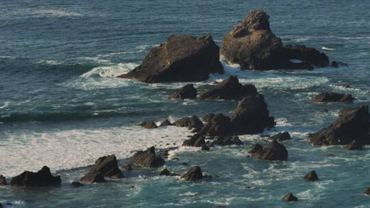 海浪撞击海滩上的岩石