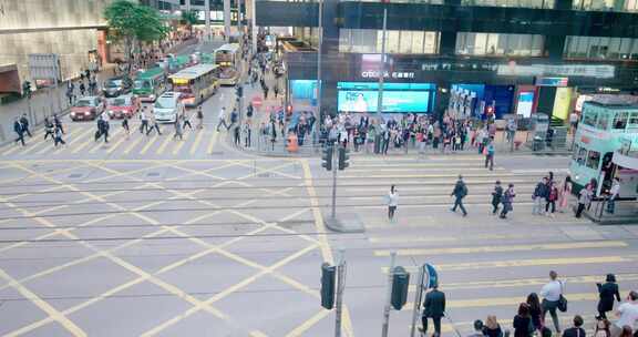 香港街头人来人往的繁忙景象