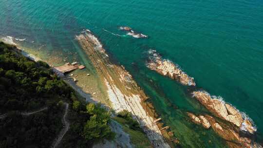 岩石海岸线俯瞰蓝色大海深白色悬崖