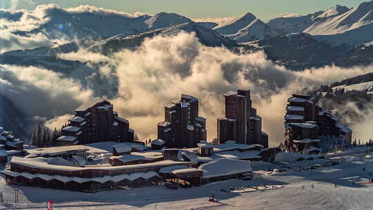 法国阿尔卑斯山的阿沃里亚兹滑雪胜地，冬日的云层在山峰上滚动