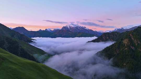 云雾缭绕的山间壮丽日出风景