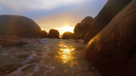 三亚海角天涯海滩岩石日落