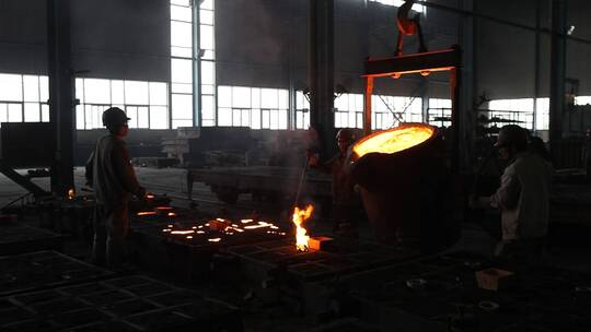 火焰铸件厂车间内工人高温铁水炉子浇铸造视频素材模板下载