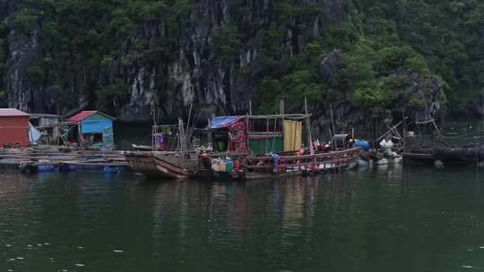 下龙湾漂浮房屋的平移镜头