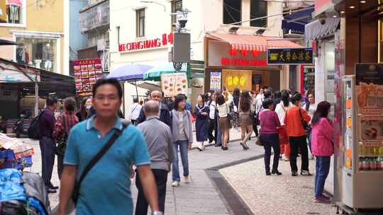 行走在澳门街头行人走路第一视角澳门街道