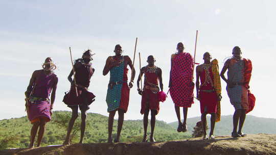 非洲表演传统跳跃舞的人们