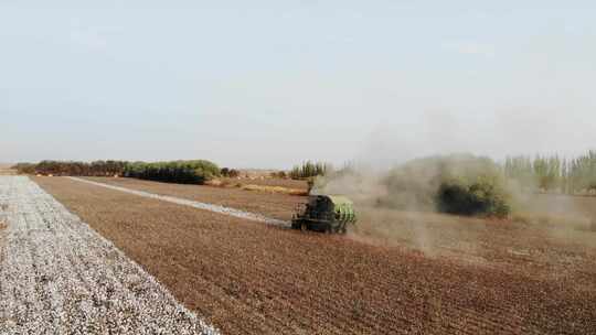 航拍新疆棉花收获 跟随打包采棉机田地工作