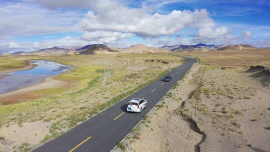 越野车行驶在西藏219国道上