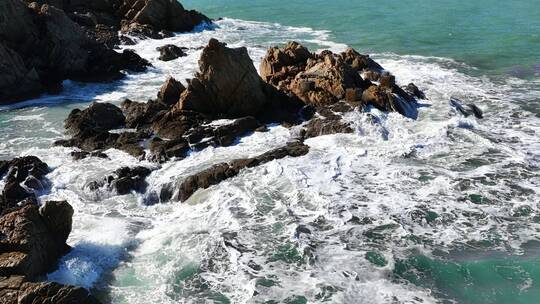 航拍大海海浪礁石慢镜头