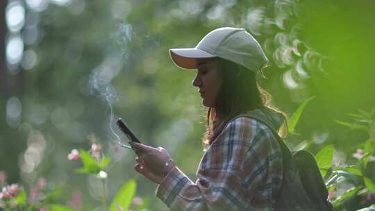 森林中的徒步旅行女人一个背着背包的女孩旅