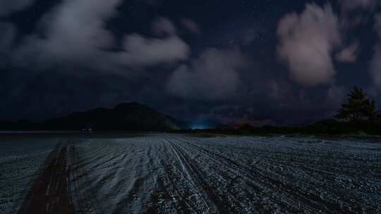 夜空的时间流逝和海滩上的云