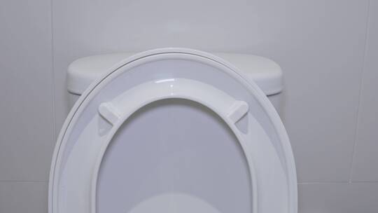 4k洗手间马桶冲厕所冲马桶节水坐便器视频素材模板下载