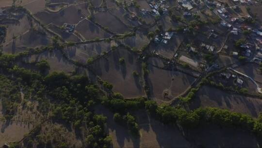 村庄被从空中看到的田野包围