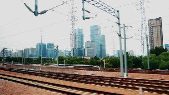 乘客乘坐高铁车窗视角驶向郑州东站视频素材模板下载