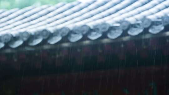 夏天雨季中式建筑江南园林屋檐水滴雨水流水