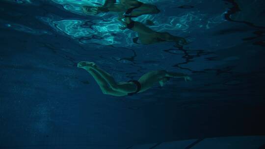 潜水运动员在潜水