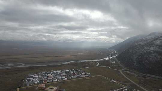 航拍川西甘孜州色达县金马草原雪山东嘎寺视频素材模板下载