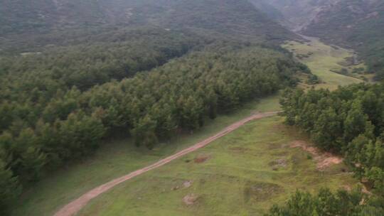 空幽的山谷小路美景