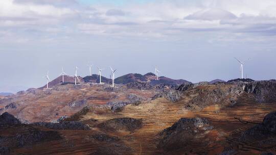 云南丘陵上的风力发电大风车