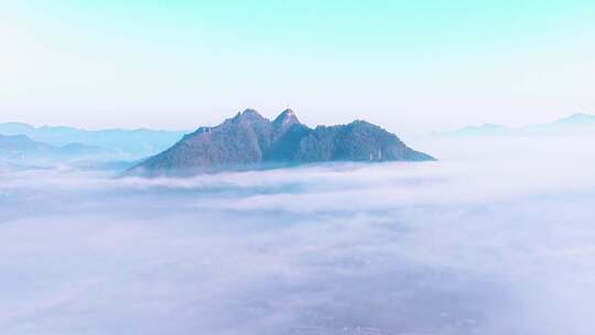 云海中的山峦风景