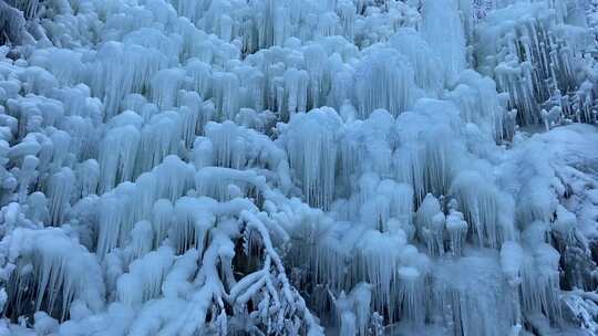 济南南部山区九如山，冰瀑成型冰天雪地