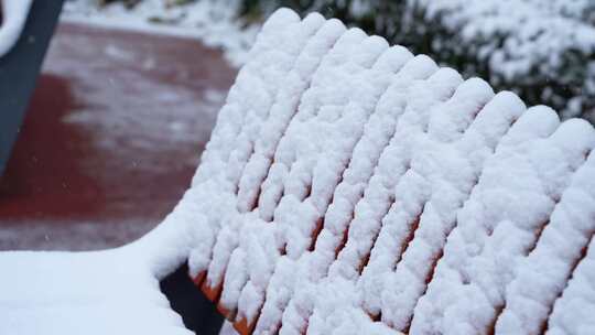 公园落满积雪的连椅