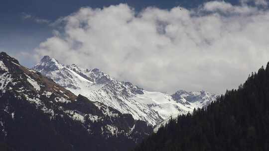 延时拍摄冬季群山与云景