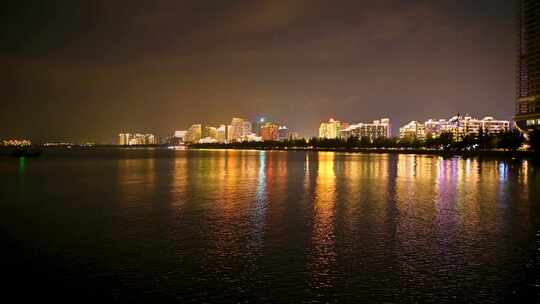 海南三亚夜晚凤凰岛海面灯光倒影夜景