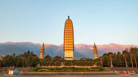 云南大理崇圣寺三塔和苍山日出日照金山延时