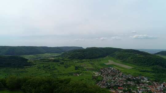 树木，草地，城镇，田野