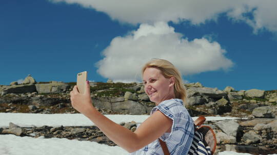 女游客在挪威的冰川上自拍视频素材模板下载