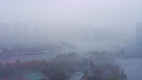 航拍雾霾中的龙潭公园视频素材模板下载