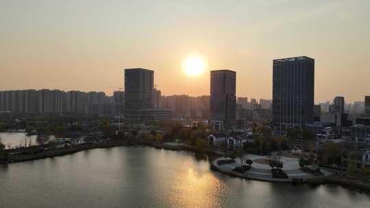 商丘日月湖日落时分的城市湖景与高楼景观