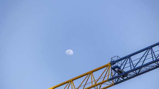 月亮和工业起重机塔吊延时摄影视频