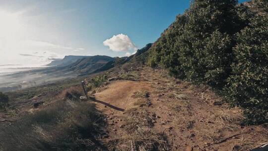 山间道路骑行的骑手