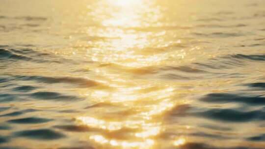 阳光照耀下的波光粼粼海面