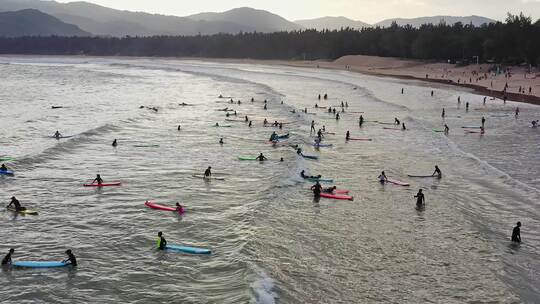 海南三亚后海度假村正在海边冲浪的游客