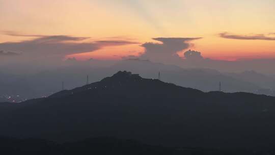 夕阳山顶云霞