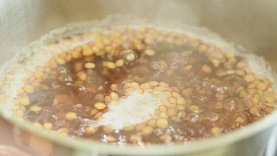 用沸水在锅里煮扁豆。