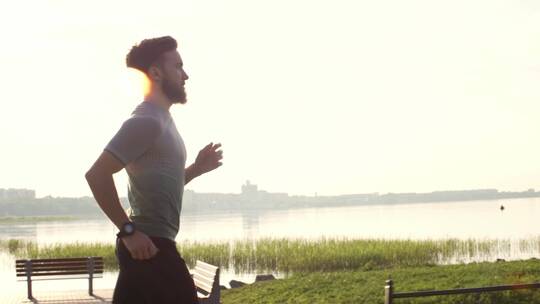 一个男人在湖边慢跑视频素材模板下载