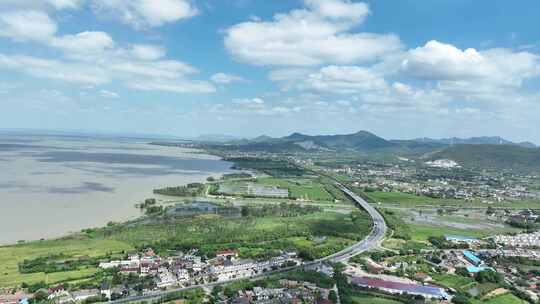 高空俯瞰乡村公路与湖泊风光全景