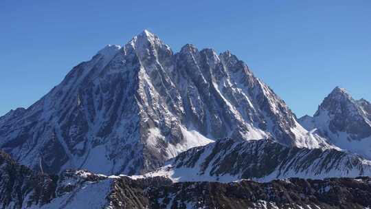 航拍雅拉雪山