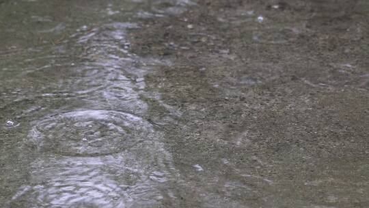 地面雨水特写