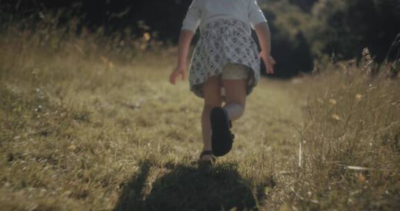 草地上奔跑的小女孩