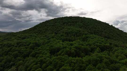 行驶在腾冲火山群的景观大道上